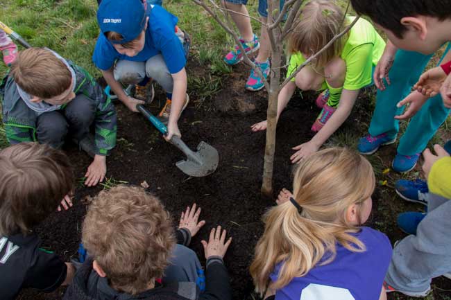 Arbor-Day---Thompson--Kids-Planting